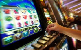 Grafik multiplier First Goal dengan riwayat crash dan statistik permainan
